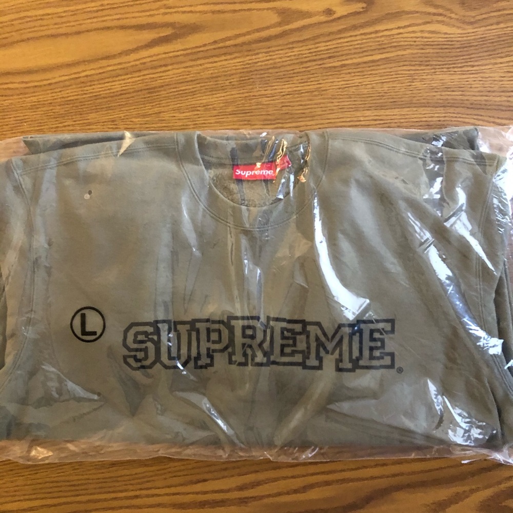 Supreme Crewneck Shattered Logo.